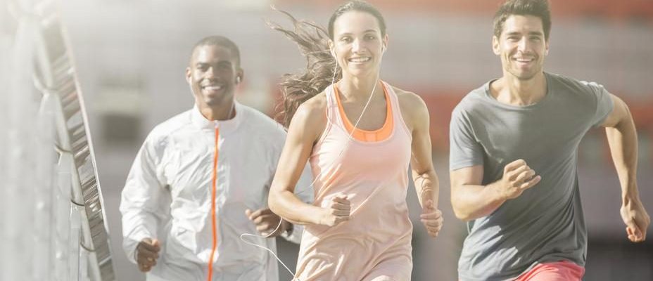 Deja de fumar grupo-de-amigos-corriendo-en-ciudad-contra-el-tabaco