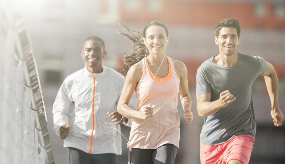 Deja de fumar grupo-de-amigos-corriendo-en-ciudad-contra-el-tabaco