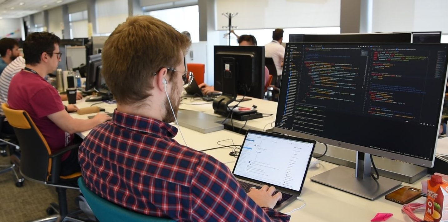 Pie de foto: Vadim Melenciuc probando el bot para Movistar Home