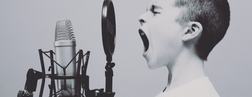 niño gritando voz microfono