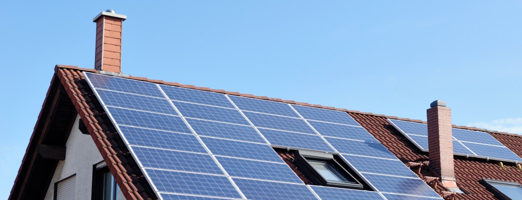 tejado con paneles solares