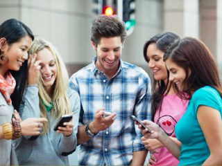 Amigos consultando su móvil