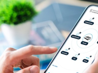 Persona con un móvil en la mano