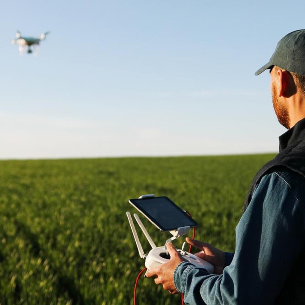 dron 5G Agricultor con dron 5G