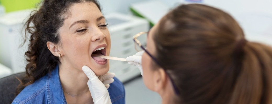 exploración de dolor de garganta