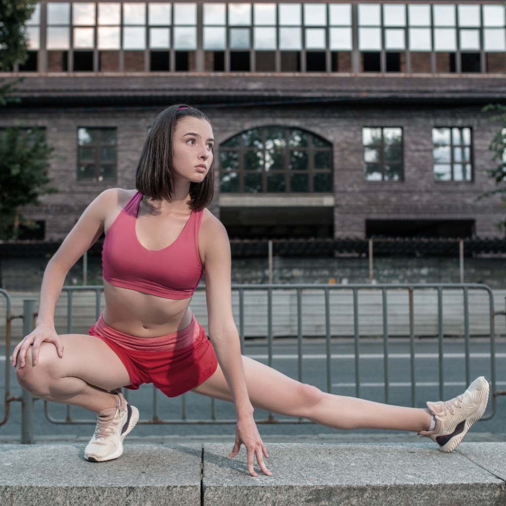 chica poniendose en forma