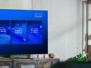 Hombre viendo la tele desde su salón