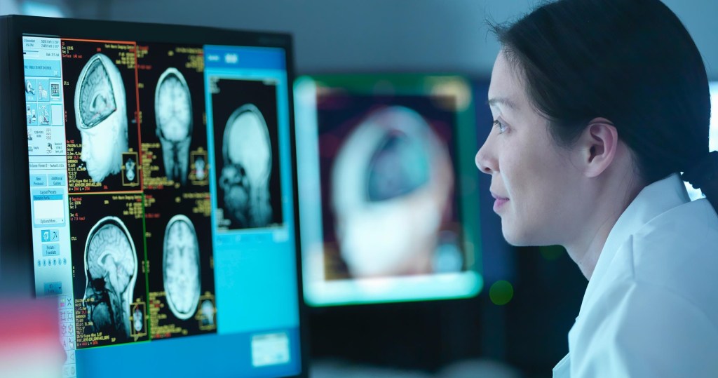 Médica revisando con tecnología resultados sobre el cáncer