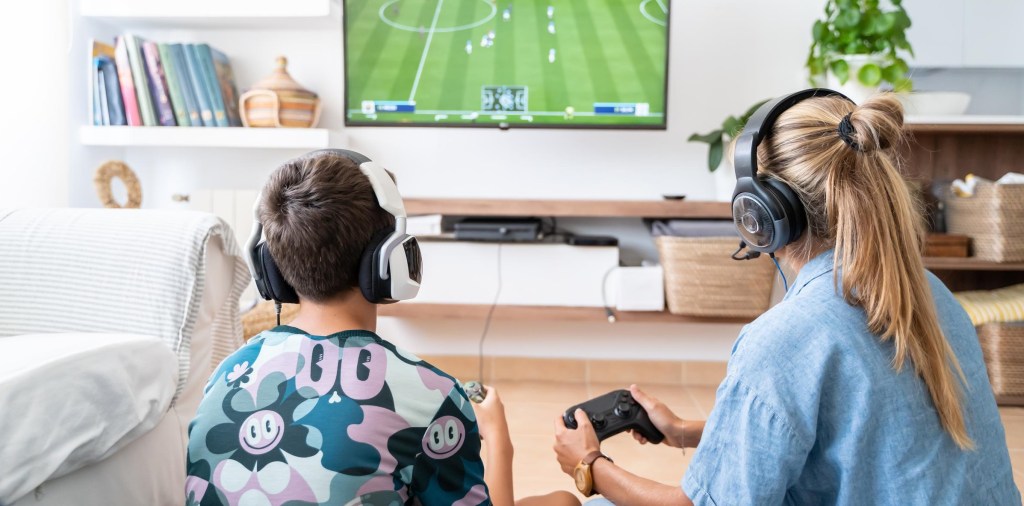 Adolescentes gamers jugando a videoojuegos 