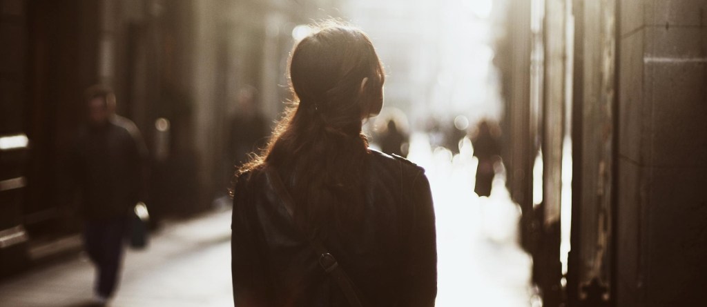 Mujer de espaldas paseando