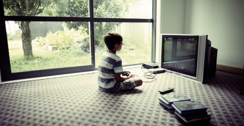 Niño con sus regalos tecnológicos