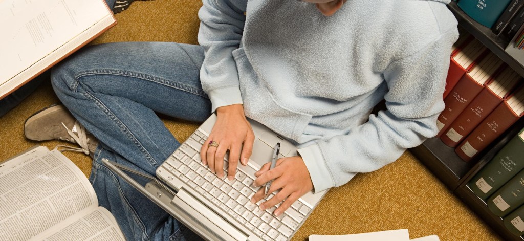 Chico estudiando con nuevas tecnologías