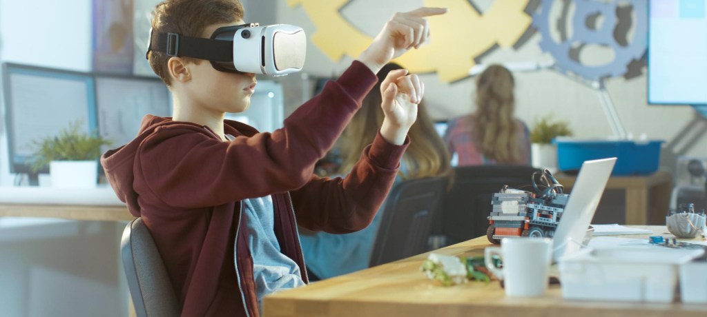Chico con gafas de realidad virtual
