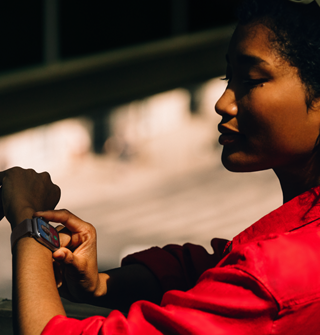 Una persona lee una conversación en iMessage en un Apple Watch Series 11