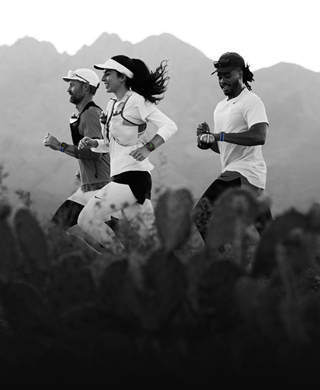 Tres personas corren en una zona montañosa y llevan sendos Apple Watch Ultra 3