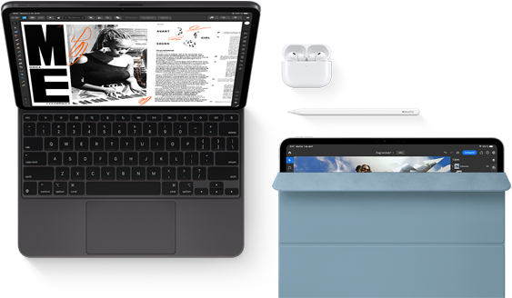iPad Pro acoplado a un Magic Keyboard, parte delantera exterior, color negro espacial, esquinas redondeadas, borde de la pantalla negro, tapa abierta, la pantalla muestra una app de edición de artículos con texto y una foto de una mujer escuchando música, AirPods 4 en un estuche abierto, funda Smart Folio azul sobre el iPad Pro con un Apple Pencil Pro apoyado en el borde superior del dispositivo, la funda ligeramente abierta deja entrever la pantalla