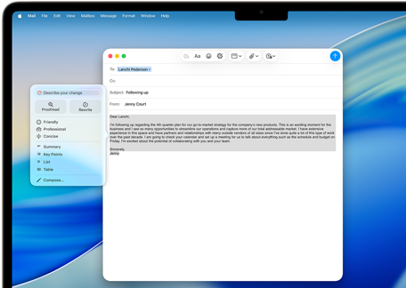 Pantalla de un MacBook Air que muestra cómo la función Herramientas de Escritura de Apple Intelligence redacta un email